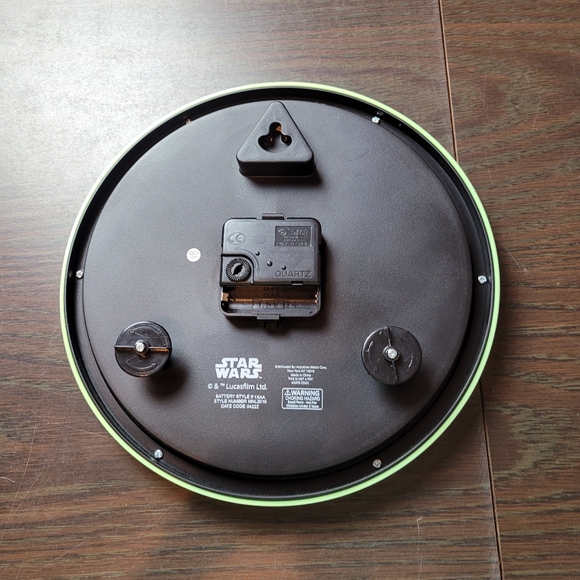 STAR WARS MANDALORIAN BABY YODA WALL CLOCK - Analog Battery Operated - Picture 2 of 8